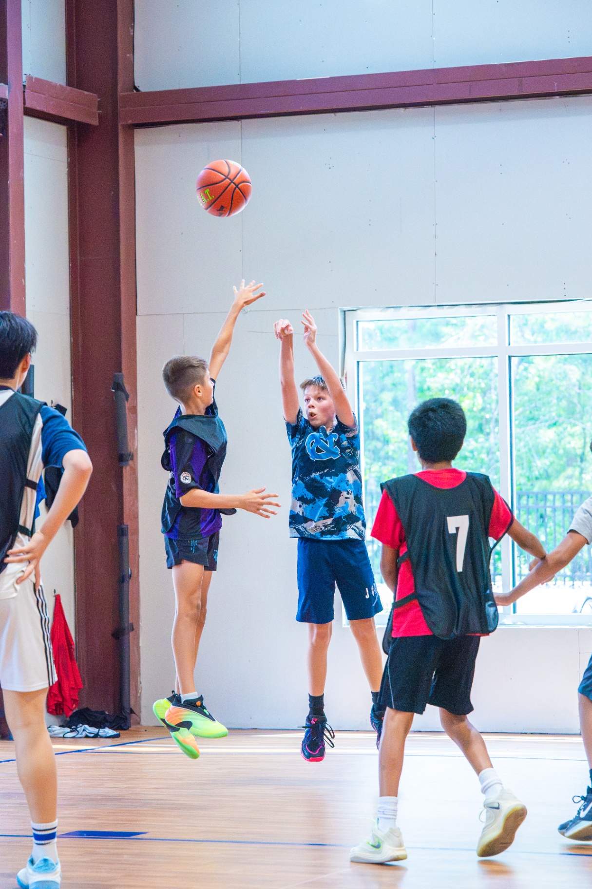 Boys pulling up for jumpers during a live 3v3 possession